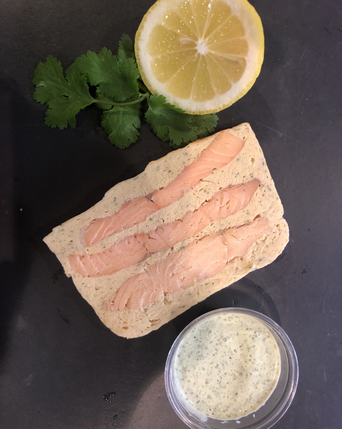 Terrine de saumon, sauce aux herbes