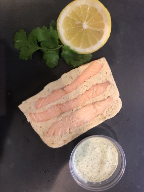 Terrine de saumon, sauce aux herbes