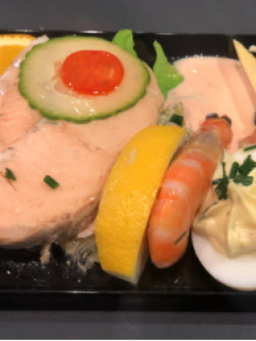Médaillon de saumon rose, Oeuf mimosa, pointes d'asperges